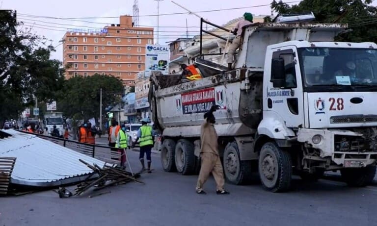 Maamulka G/Banaadir oo howlgal burburin ah ka fuliyay Jidka Maka Almukarama, xilli laga filayey…