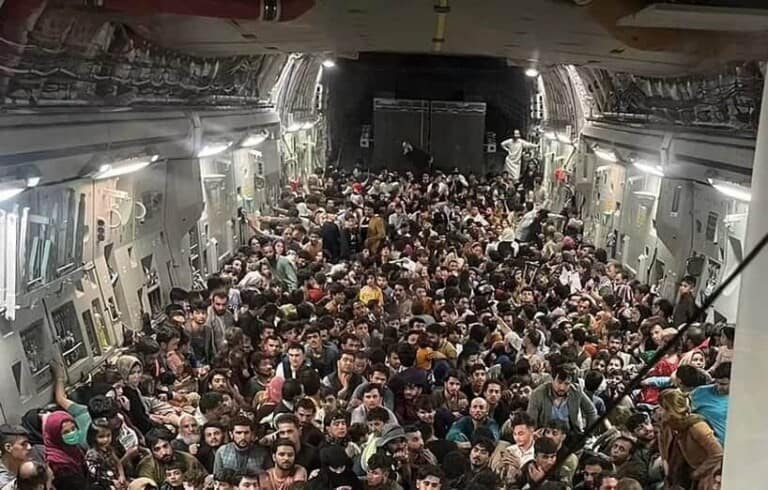 Muuqaal Dunida ka yaabiyey: Hal Diyaarad oo 640 Qof ka qaaday Garoonka Magaalada Kaabul (Sawirro)