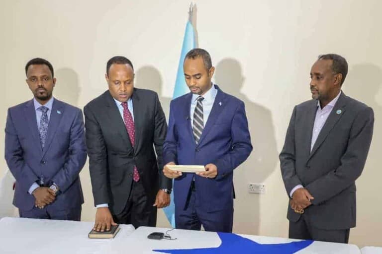 Wasiirka cusub ee Amniga oo lagu hor dhaariyey RW Rooble iyo Wasiir kale oo dhaariyay