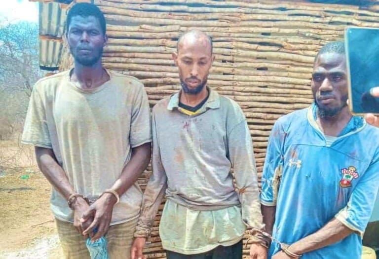 Maxaabiistii ka baxsatay Xabsiga Weyn ee Kenya oo la qabtay iyagoo Somaliya kusii jeeda (Sawirro)