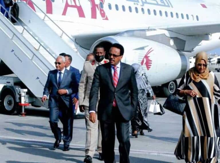 Farmaajo oo kasoo laabtay Safarkii Dalka Qatar iyo Dood kulul oo ka dhalatay Diyaaradii uu la socday