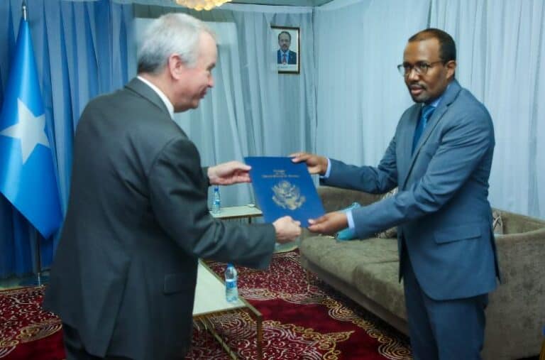 Wasiirka Arrimaha Dibadda Somaliya oo Safiirka Mareykanka ka guddoomay Waraaqihii Aqoonsiga
