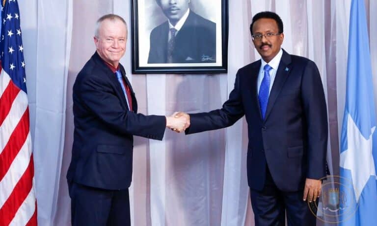 Farmaajo oo Garoonka Diyaaradaha Aden Cadde Waraaqihii Aqoonsiga uga guddoomay Safiirka Mareykanka