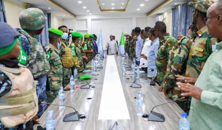 Madaxweyne Guudlaawe oo hal Arrin kala hadlay Saraakiisha Ciidamada dowladda iyo kuwa AMISOM