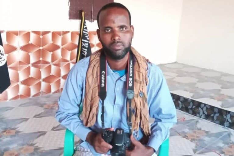 Alshabaab oo soo bandhigtay Weriye ka tirsanaa maamulka K/Galbeed oo isu dhiibay