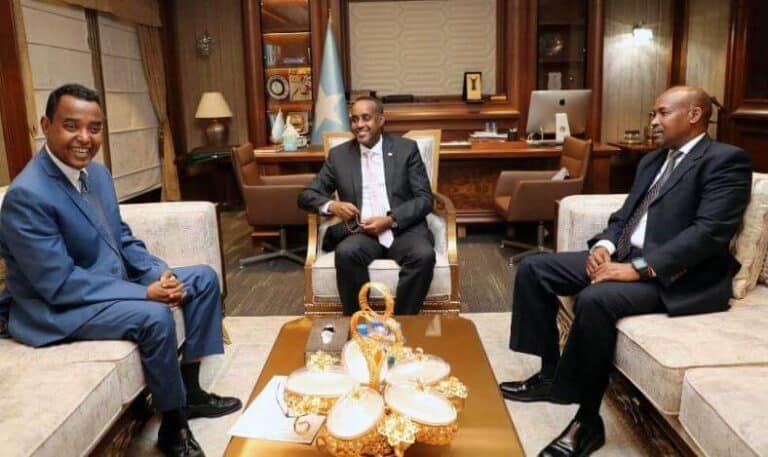 RW Rooble iyo Xoghayeyaasha Labada Aqal oo isla qaatay xilliga Dhaarinta xildhibaannada