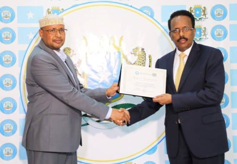 Farmaajo oo qaatay Shahaadada Musharaxnimo ee tartanka Doorashada Madaxweynaha