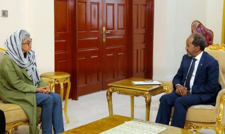 Xasan Sheekh oo Madaxtooyada kula kulmay wafdigii ugu horeeyay ee heer Caalami