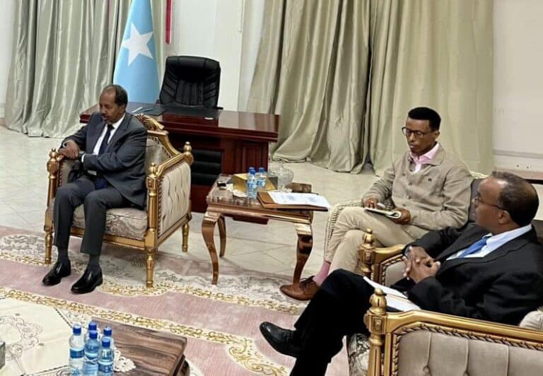 La-taliyeyaasha cusub ee Xasan Sheekh oo kasoo muuqday kulan uu la yeeshay James Swan