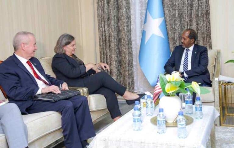 Madaxweyne Xasan Sheekh oo Xarunta Afisyoone u tegay la-kulanka Wafdi Mareykan ah