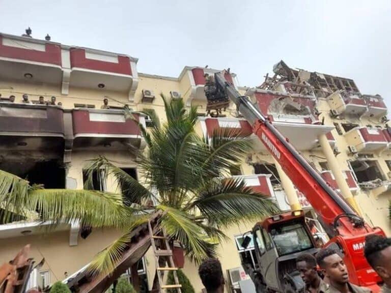 Sarkaal lagu dhaawacay Hotelka Hayat iyo Ciidamadii Dowladda oo Habeenkii labaad ka dagaalamaya..