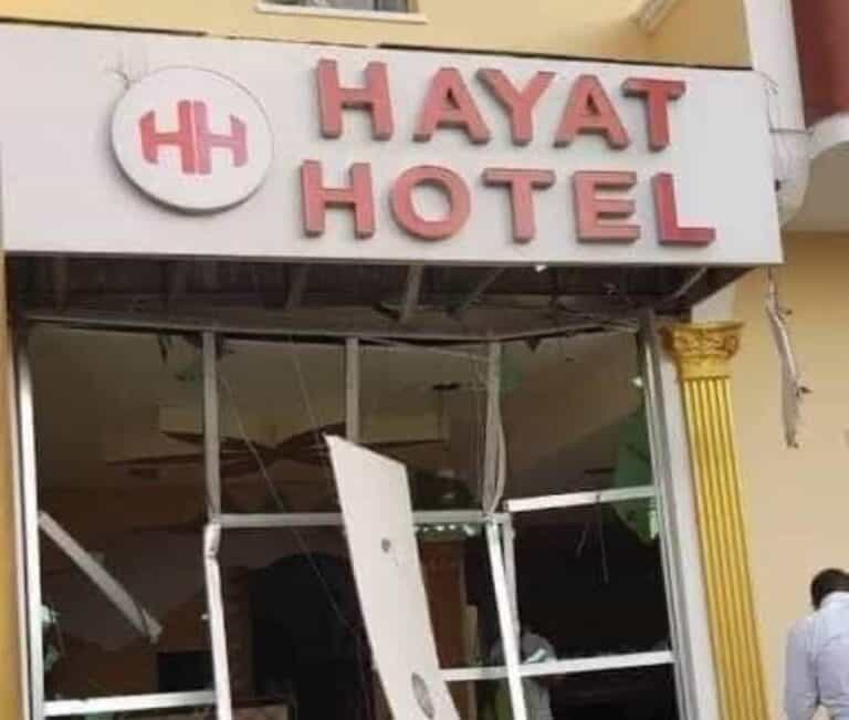 Maleeshiyada Alshabaab oo weli ku jira Qeybta sare ee Hotel Hayat iyo Magacyada Dadka ku dhintay