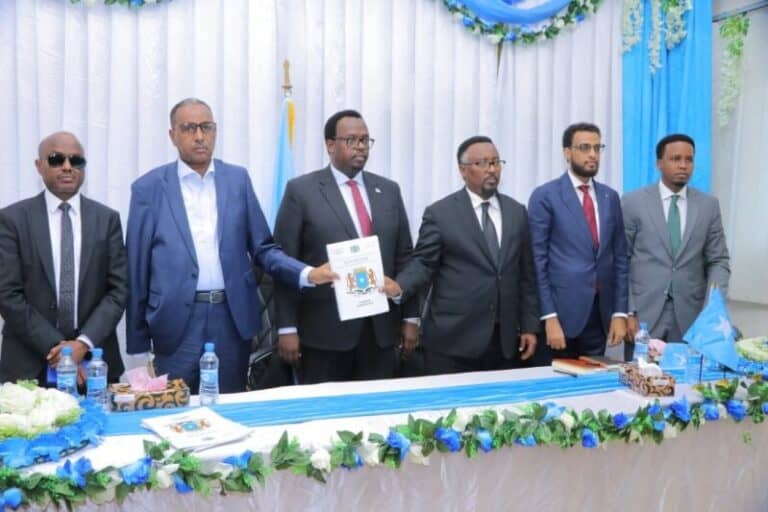 Wasiir ka dhuuntay xil-wareejinta iyo 10 Su’aalood oo loo diray inuu ka soo jawaabo