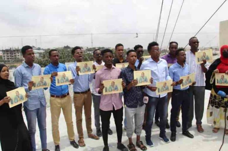 Saxafiyiinta Muqdisho oo dalbaday in Shuruud la’aan lagu sii daayo Xoghaye Cabdalla Muumin