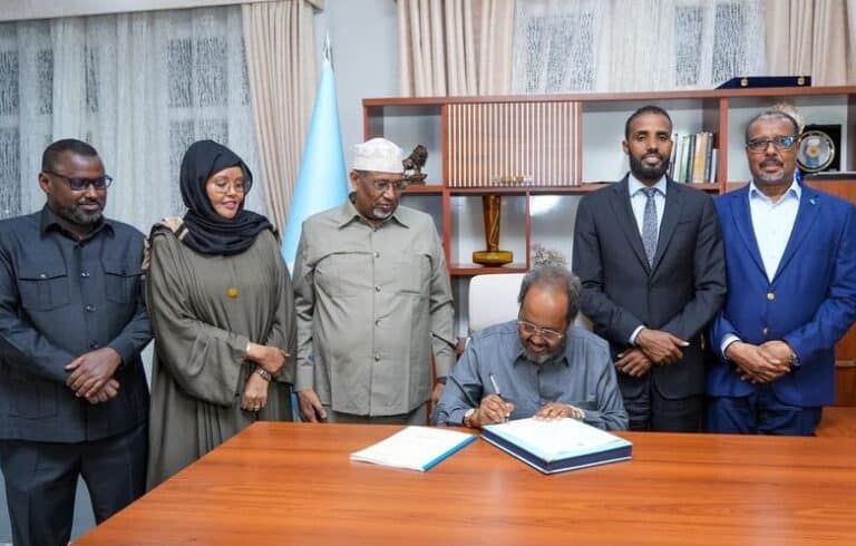 Madaxweyne Xasan Sheekh oo saxiixay Nuqulka Cusub ee Dastuurka ay ansixiyeen Baarlamaanka