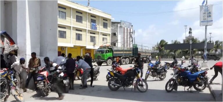 Dhalinyarro careysan oo bannaanbax Careysaan ka dhigay magaalada Muqdisho iyo Rasaas loo adeegsaday